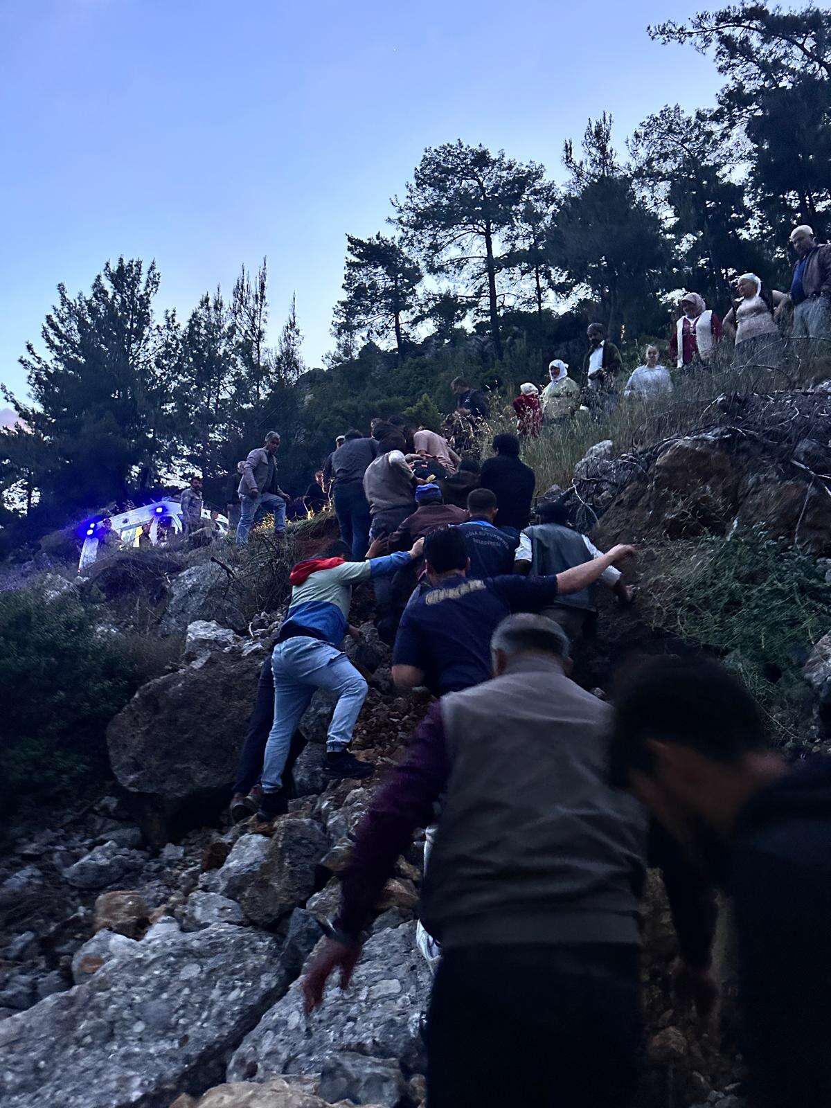 Muğla'da Traktör Uçuruma Uçtu, Yaralılar Var 4